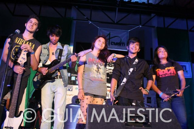 Me compran una guitarra y entro a una banda