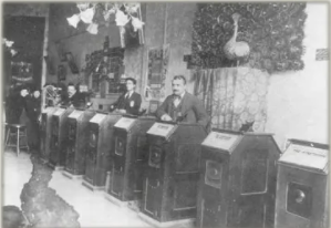 Los Lumiere adquieren un Kinetoscopio