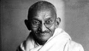 mahatma Gandhi conduce en la india