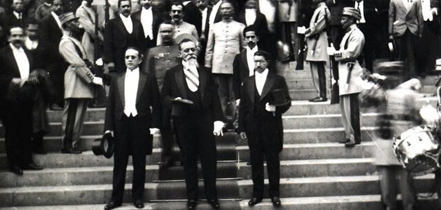 Carranza begins his political mandate as a president.
