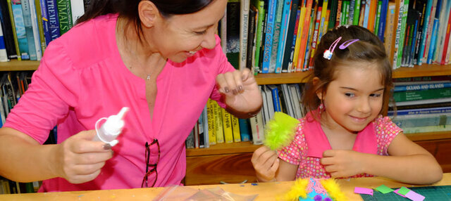 Se introduce el concepto en educación “aprender haciendo”