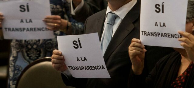 Entra en vigor la primera Ley de transparencia en el país de México.