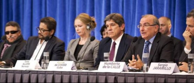 El gobierno de Juan Manuel Santos inicia los dialógos con las FARC.