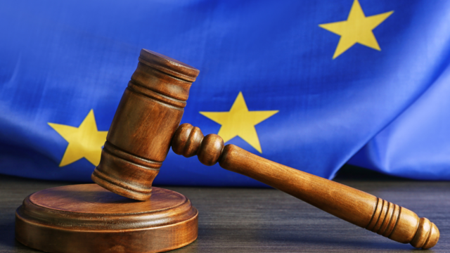 Se aprueba la Carta de Derechos Fundamentales de la Unión Europea.
