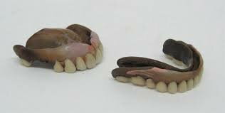 Primer uso de la porcelana para dentadura completa