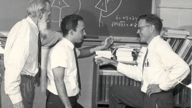 Warren McCulloch y Walter Pitts presentan su modelo de neuronas artificiales