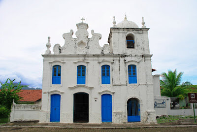 Igreja de Nossa Senhora da Conceição - Guarapari (ES) Fundada pelo Padre Anchieta em 1585, originalmente para homenagear Santa Ana e Santa Maria, passou a homenagear Nossa Senhora da Conceição 170 anos depois.