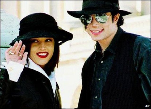 Marries Lisa Marie Presley