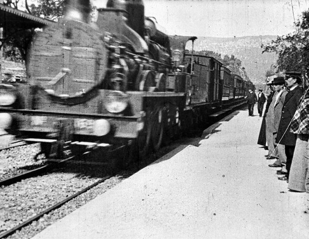 ¿CUAL FUE LA PRIMERA PELICULA Y EN QUE AÑO SE TRANSMITIO?