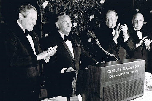 El doctor Charles Pincus crea las primeras carillas