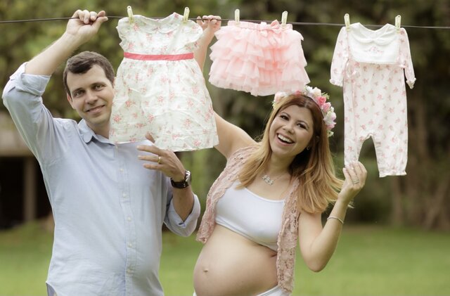 Mamãe e papai mal podiam acreditar que seu mundo agora também seria cor de rosa……
