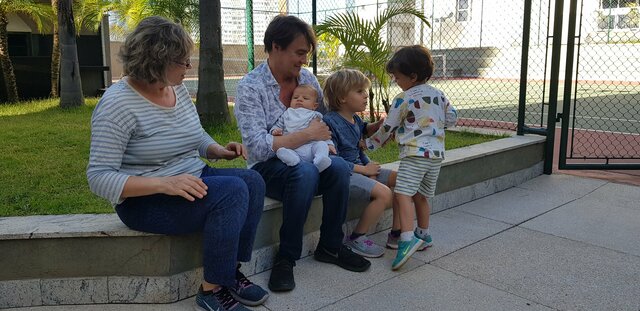 Os três irmãos com os avós