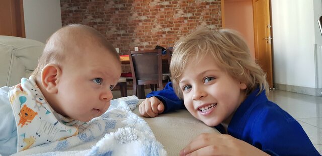 Brincando com Dandan na sala