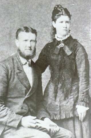 McLean y Hughes utilizaron un núcleo de matriz de vidrio para fabricar la primera corona de chaqueta de porcelana sin metal