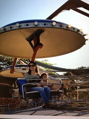 No parque com mamãe aos 4 anos