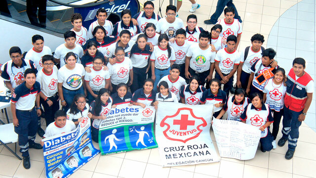 Voluntaria en la cruz roja