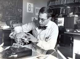 Ingvar Branemark describe la técnica para realizar implantes dentales, que por supuesto no se comparan con los aditamentos de la actualidad, sin embargo, brindaban una nueva opción de tratamiento a los pacientes.