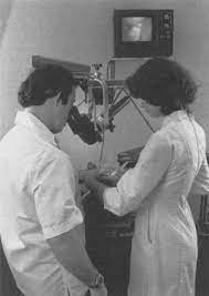 Los doctores Harvey Apotheker y Jako introducen el concepto de aumento extremo en forma de microscopio quirúrgico dental