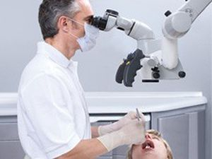 El Dr. Gary Carr propuso el primer microscopio quirúrgico de configuración ergonómica con óptica galileana en procedimiento dentales