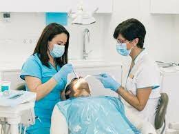 Introduccion de la profesión de higienista dental en la odontología.