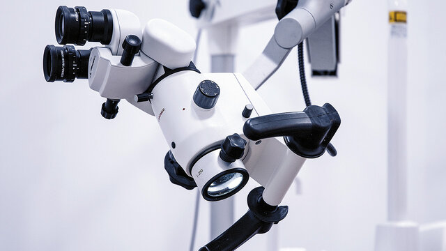Se introduce el microscopio quirúrgico dental en odontología.