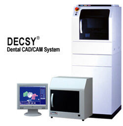 La maquina CAD/CAM es introducida al mercado bajo el nombre DECSY