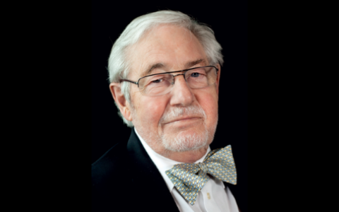 Per-Ingvar Branemark describe técnicas para la osteointegración de implantes dentales.