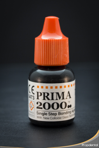 Se introduce al mercado el primer adhesivo dentinario para restauración dental