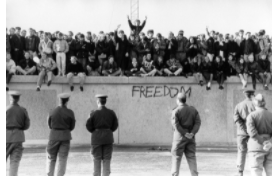 CONSTRUYEN EL MURO DE BERLIN