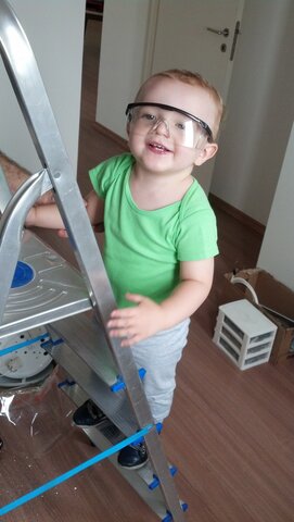 Com 2 anos, eu colocando lustre com o papai