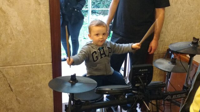 Eu tocando bateria pela primeira vez