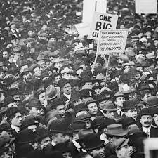 Se abre camino con los primeros esbozos de la Ley del Trabajo y se asigna un capítulo al seguro social, aunque debido a la situación revolucionaria no fue aprobada.