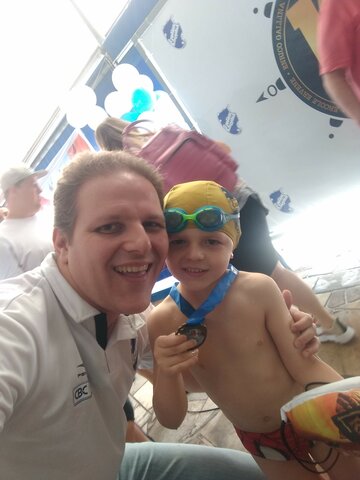 Eu recebendo medalha na natação