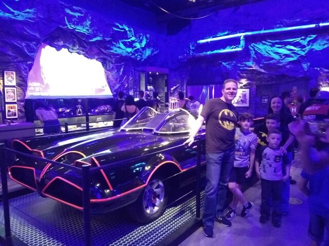 Eu e minha família ao lado do batmóvel