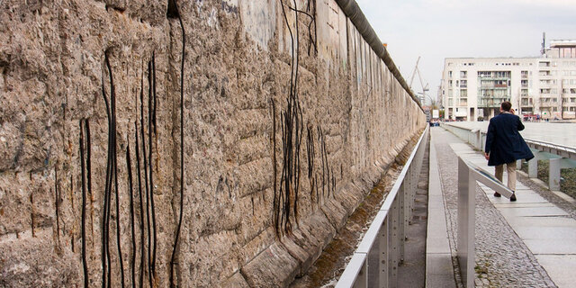 Construyen el Muro de Berlín
