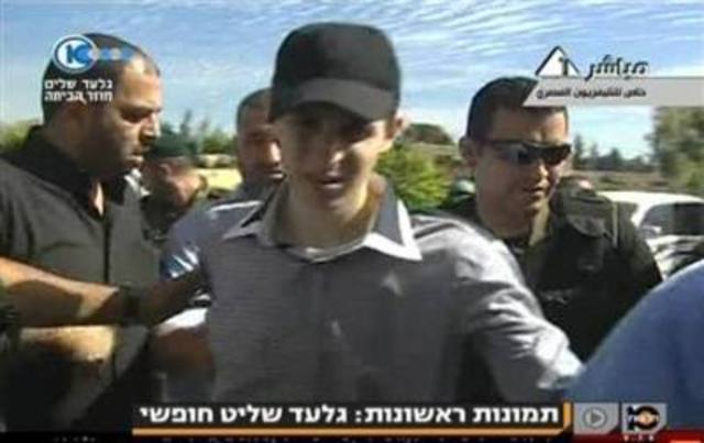Shalit is exchanged for Palistinian prisoners.