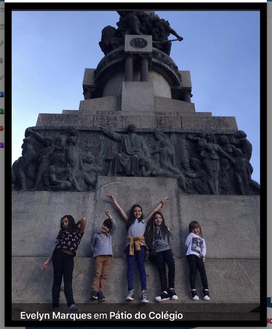 Com minhas irmãs e amigas em São Paulo, no pátio do Colégio