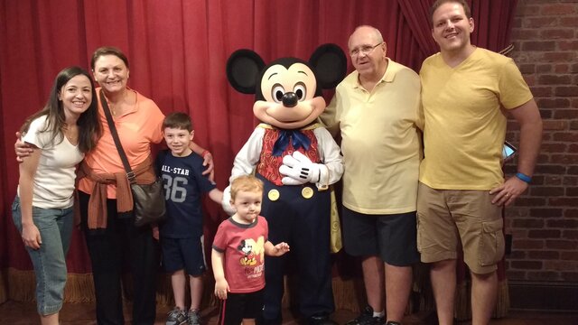 Eu e minha família tirando foto com o Mickey