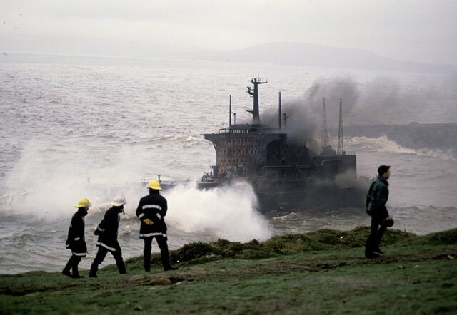 Encallamiento e incendio del buque griego “Mar Egeo”. España.