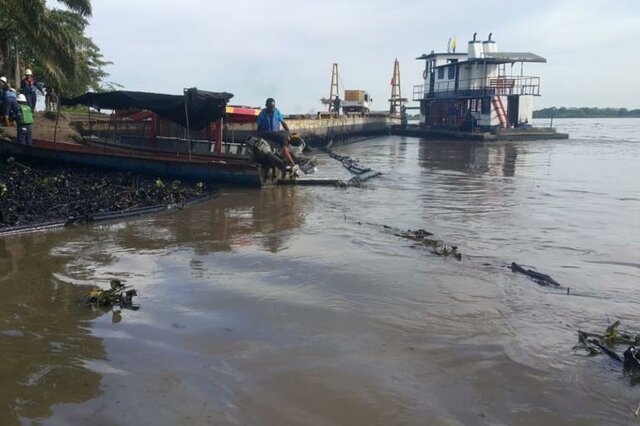 Las Farc cometieron un atentado contra el oleoducto Transandino que derramó 410 mil galones de petróleo y dejó sin agua a más de 160 mil personas en Tumaco. Colombia.