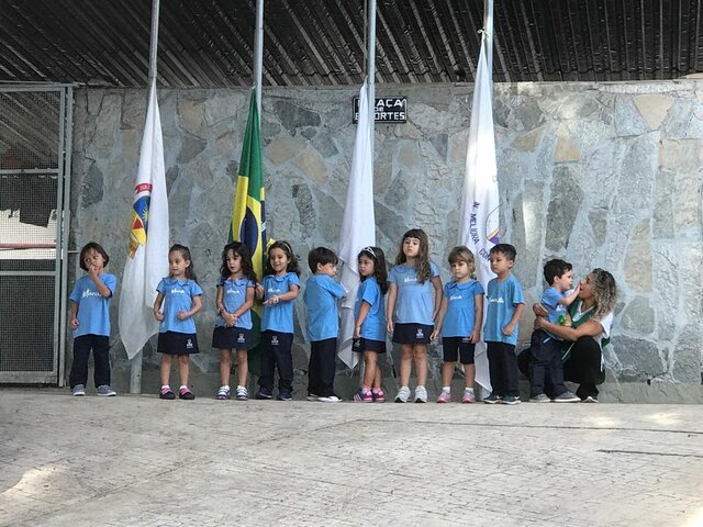 Hasteando a bandeira na Vila Marista - 4 anos