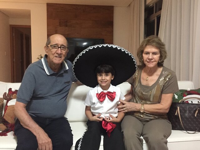 Comemoração da minha formatura no Santa Marcelina com vó Rita e vô Sergio.