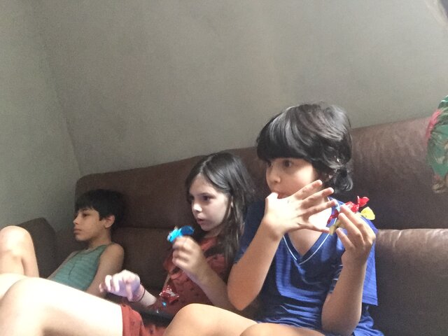 Divertindo vendo filme na minha nova casa agora pertinho do Marista! Eu, meu irmão é minha prima! Ci