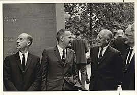 Oswald Avery, Colin MacLeod y Maclyn McCarty demuestran que el DNA es el material genético.