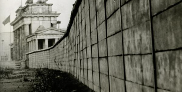 Construyen el Muro de Berlín