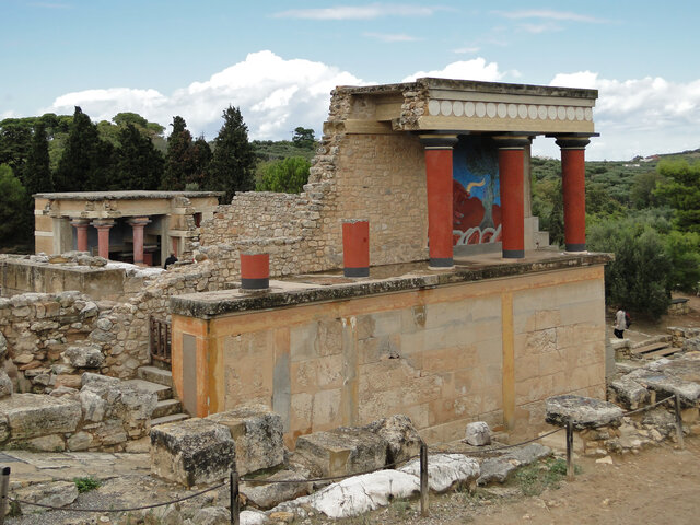 Knosos is destroyed by a volcano