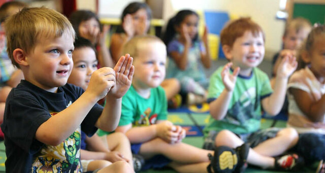Creación de escuelas para sordos
