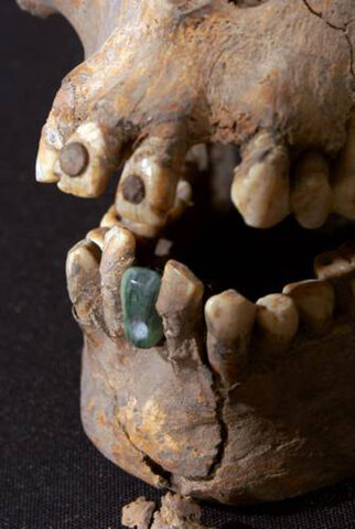 PIEZAS TALLADAS EN CONCHA DE CARACOL