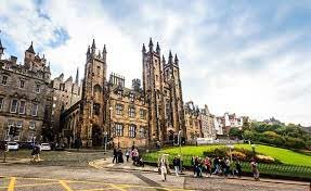 Ingresa en la Universidad de Edimburgo para estudiar medicina.