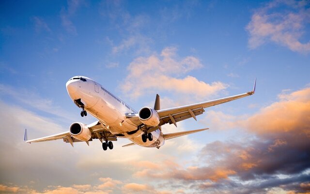 Concepto de costo total y transporte aéreo de mercancía